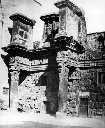 Resti del peristilio del Tempio di Minerva al Foro di Nerva, Roma c.1890 da English Photographer